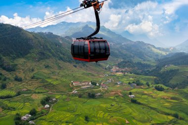 Dünyanın en uzun elektrikli teleferik Fan Si Pan veya Pang Xi Pang dağ zirvesi Sa Pa, Lao Cai, Vietnam güzel Pirinç alanı ile Çinhindi en yüksek dağ gitmek