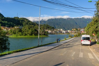 Sa Pa, Vietnam - Ağu 12, 2019 : Sapa gölü boyunca bina güzel manzara gece manzarası lao Cai, Kuzey Vietnam cazibe şehir ünlü yer seyahat hedef
