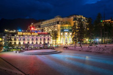 Sa Pa, Vietnam - Ağu 12, 2019 : bina çok amaçlı avlu güzel manzara gece manzarası lao Cai, Kuzey Vietnam cazibe şehir ünlü yer seyahat hedef