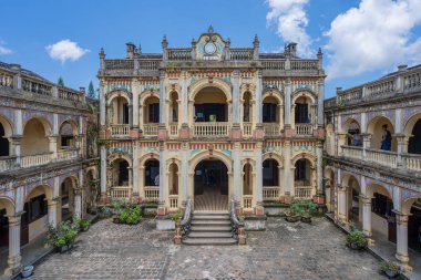 Bac Ha, Vietnam - 11 Ağustos 2019 : Hoang A Tuong Royal Palace'da gezgin, 1921 yılında inşa edilen Bac Ha, Lao Cai, Vietnam antik mimarisinin merkezinde yer alan seyahat noktasıdır.