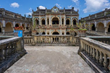 Bac Ha, Vietnam - 11 Ağustos 2019 : Hoang A Tuong Royal Palace'da gezgin, 1921 yılında inşa edilen Bac Ha, Lao Cai, Vietnam antik mimarisinin merkezinde yer alan seyahat noktasıdır.