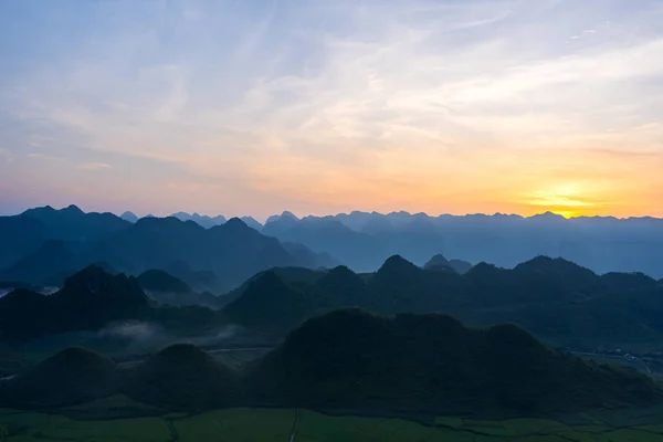 Schöne Landschaft Mit Reisfeldern Von Feenbusen Oder Zwillingsbergen Ist Das — Stockfoto