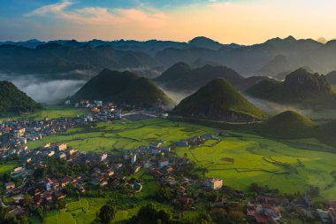 Peri göğüs veya Twin Mountains, Nui Doi, Double Mountains pirinç çeltik alanı ile güzel manzara seyahat hedef ve Tam Son kasaba, Quan Ba, Ha Giang, Vietnam ünlü bir yerdir