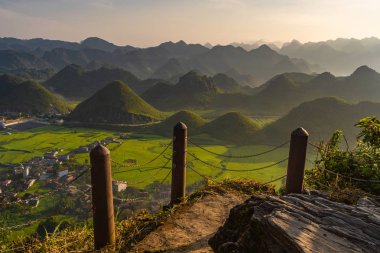 Peri göğüs veya Twin Mountains, Nui Doi, Double Mountains pirinç çeltik alanı ile güzel manzara seyahat hedef ve Tam Son kasaba, Quan Ba, Ha Giang, Vietnam ünlü bir yerdir