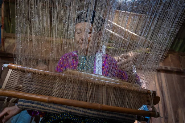 Ha Giang, Vietnam - 14 Ağustos 2019 Quan Ba Lung Tam Keten komünde kostüm ve diğer ilgili nesneler için kumaş ve kumaş dokuma Hmong kadınlar ve Keten dokuma, Ha Giang, Vietnam
