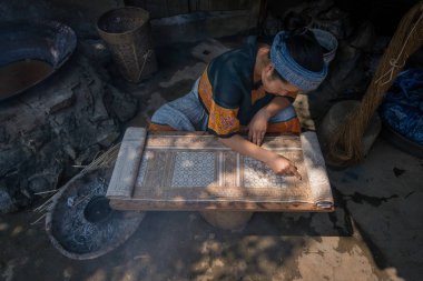 Ha Giang, Vietnam - 14 Ağustos 2019 Quan Ba Lung Tum Keten komünde kostüm ve diğer ilgili nesneler için kumaş ve kumaş dokuma keten kumaş desen batik balmumu çalışan Hmong kadınlar, Ha Giang, Vietnam