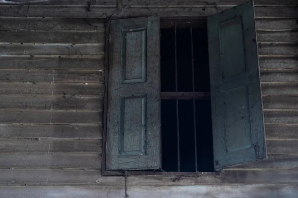 Verlassenes Haus Mit Altem Holzfenster — Stockfoto