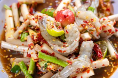 Papaya salatası ya da lotus sapı ile Tay Som Tum denilen popüler Tay tarzı yerel Tayland doğu lezzetli ünlü gıda