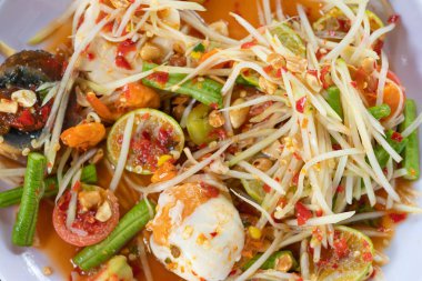 Papaya salatası ya da biz Tay Som Tum ne denilen popüler Tay tarzı yerel Tayland doğu lezzetli gıda