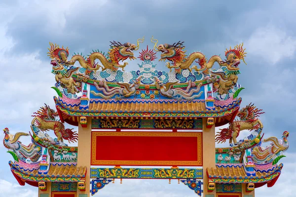Mooie Draak Standbeeld Arch Traditionele Chinese Tempel Stijl — Stockfoto