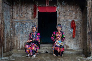 Ha Giang, Vietnam - 18 Ağustos 2019 : Kadınlar Hmong Lolo etnik azınlıklar daha özenle hazırlanmış bir kimlik geleneksel renkli tekstil kültürel kostüm 4000 dikilmiş üçgenler aşiret elbise var