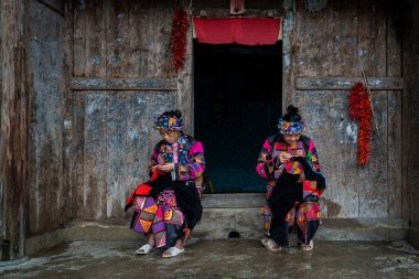 Ha Giang, Vietnam - 18 Ağustos 2019 : Kadınlar Hmong Lolo etnik azınlıklar daha özenle hazırlanmış bir kimlik geleneksel renkli tekstil kültürel kostüm 4000 dikilmiş üçgenler aşiret elbise var