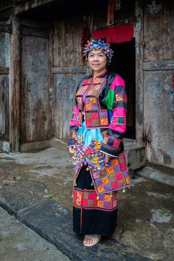 Ha Giang, Vietnam - 18 Ağustos 2019 : Kadınlar Hmong Lolo etnik azınlıklar daha özenle hazırlanmış bir kimlik geleneksel renkli tekstil kültürel kostüm 4000 dikilmiş üçgenler aşiret elbise var