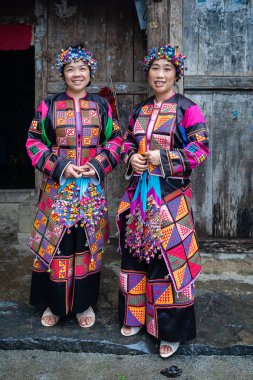 Ha Giang, Vietnam - 18 Ağustos 2019 : Kadınlar Hmong Lolo etnik azınlıklar daha özenle hazırlanmış bir kimlik geleneksel renkli tekstil kültürel kostüm 4000 dikilmiş üçgenler aşiret elbise var