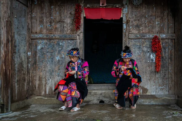 Ha Giang, Vietnam - 18 Ağustos 2019 : Kadınlar Hmong Lolo etnik azınlıklar daha özenle hazırlanmış bir kimlik geleneksel renkli tekstil kültürel kostüm 4000 dikilmiş üçgenler aşiret elbise var