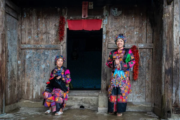 Ha Giang, Vietnam - 18 Ağustos 2019 : Kadınlar Hmong Lolo etnik azınlıklar daha özenle hazırlanmış bir kimlik geleneksel renkli tekstil kültürel kostüm 4000 dikilmiş üçgenler aşiret elbise var