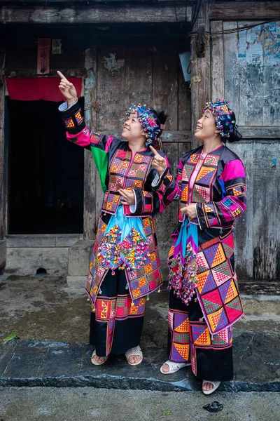 Ha Giang, Vietnam - 18 Ağustos 2019 : Women Hmong Lolo etnik azınlıklar daha yaratıcı bir kimlik geleneksel renkli tekstil kültürel kostüm hazırlanmış 4000 dikilmiş üçgenler aşiret elbise vardır