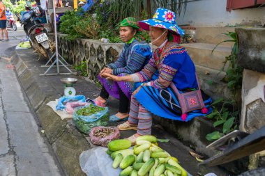Bac Ha, Vietnam - 11 Ağustos 2019 : Hmong kadın azınlık insanlar Bac Ha, Lao Cai, Sa Pa, Kuzeybatı Vietnam Pazar pazarında tarım ürünlerinin renkli kostüm ticareti vardır