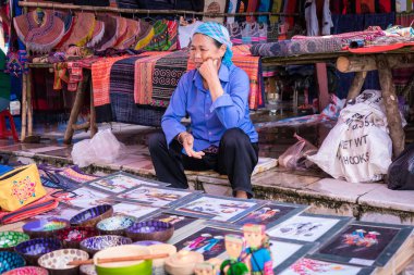 Bac Ha, Vietnam - 11 Ağustos 2019 : Hmong kadın azınlık insanlar Bac Ha, Lao Cai, Sa Pa, Kuzeybatı Vietnam Pazar pazarında tarım ürünlerinin renkli kostüm ticareti vardır