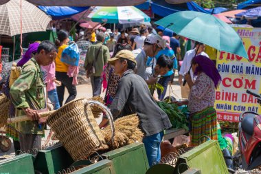 Bac Ha, Vietnam - 11 Ağustos 2019 : Hmong azınlık insanlar Bac Ha, Lao Cai, Sa Pa, Kuzeybatı Vietnam Pazar pazarında tarım ürünlerinin renkli kostüm ticareti vardır