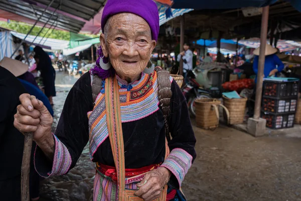 Bac Vietnã Agosto 2019 Mulheres Hmong Pessoas Minoritárias São Trajes — Fotografia de Stock