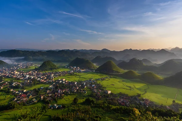 Peri göğüs veya Twin Mountains, Nui Doi, Double Mountains güzel pirinç çeltik alan seyahat hedef ve Tam Son kasaba, Quan Ba, Ha Giang, Vietnam ünlü bir yerdir