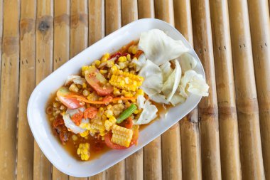 Mısır ile Papaya salatası ya da biz Tay Som Tum ne denilen popüler Tay tarzı yerel Tayland doğu lezzetli gıda