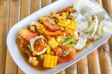 Mısır ile Papaya salatası ya da biz Tay Som Tum ne denilen popüler Tay tarzı yerel Tayland doğu lezzetli gıda