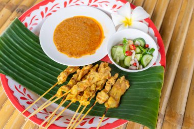 Izgara domuz fıstık sosu veya tatlı ve ekşi sos lezzetli Tay gıda ile servis