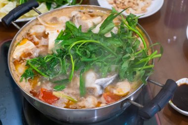 sebze sabah zafer ile sıcak pot, mantar, pastırma, deniz ürünleri karides, kalamar, kabuklu deniz ürünleri, balık, top, tofu lezzetli Asya mutfağı Vietnam geleneksel gıda