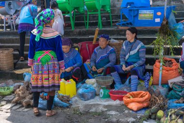 Bac Ha, Vietnam - 11 Ağustos 2019 : Hmong kadın azınlık insanlar Bac Ha, Lao Cai, Sa Pa, Kuzeybatı Vietnam Pazar pazarında tarım ürünlerinin renkli kostüm ticareti vardır
