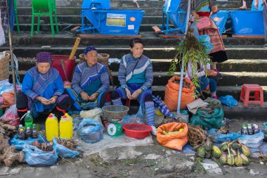 Bac Ha, Vietnam - 11 Ağustos 2019 : Hmong kadın azınlık insanlar Bac Ha, Lao Cai, Sa Pa, Kuzeybatı Vietnam Pazar pazarında tarım ürünlerinin renkli kostüm ticareti vardır