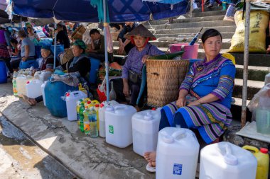 Bac Ha, Vietnam - 11 Ağustos 2019 : Hmong kadın azınlık insanlar Bac Ha, Lao Cai, Sa Pa, Kuzeybatı Vietnam Pazar pazarında tarım ürünlerinin renkli kostüm ticareti vardır