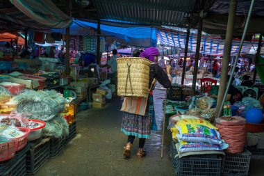 Bac Ha, Vietnam - 11 Ağustos 2019 : Hmong kadın azınlık insanlar renkli kostüm Bac Ha, Lao Cai, Sa Pa, Kuzeybatı Vietnam Pazar pazarında alışveriş ürünleri gitmek