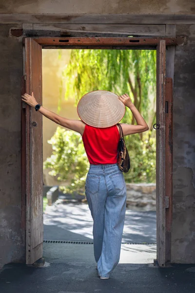 Vietnamese Girl Visiting Travel Destination Ancient Building — Stock Photo, Image