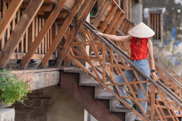 Vietnamese Girl Visiting Travel Destination Ancient Building — Stock Photo, Image