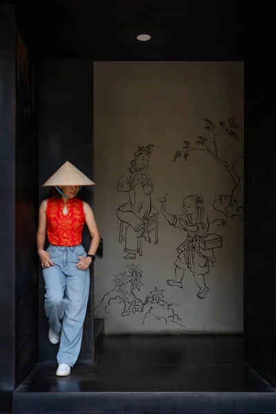 Vietnamese Meisjes Met Een Rood Shirt Met Strohoed Van Palmbladeren — Stockfoto