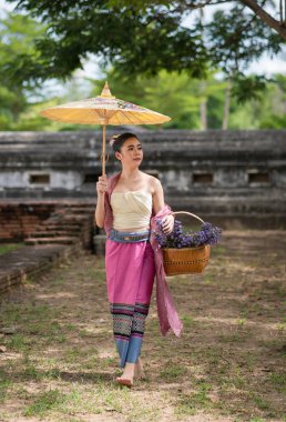 Tayland tapınağında yürüyen güzel antik geleneksel elbise antika kostüm Asyalı kadınlar