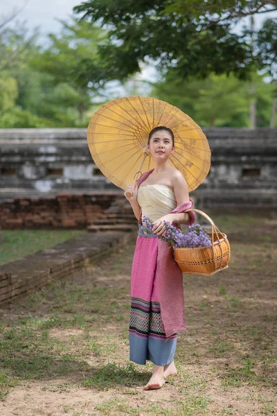 Asian Women Beautiful Ancient Traditional Dress Antique Costume Walking Temple — Stock Photo, Image