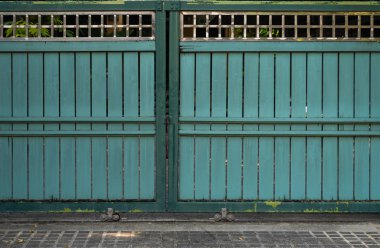 Metal çerçeve dış vintage dekorasyon tarzı ile güzel eski yeşil ahşap kapılar