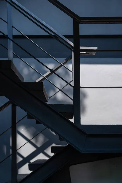 Escalera Con Barandilla Metálica Negra Moderna Decoración Arquitectura Del Edificio — Foto de Stock