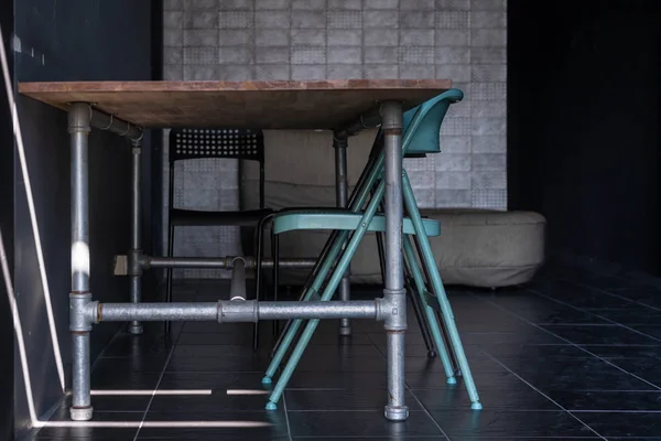 Chaise Métal Vert Style Rétro Avec Décoration Intérieure Table Bois — Photo