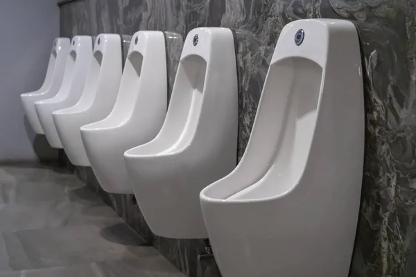 Fila Cerâmica Branca Urinal Câmara Design Interiores Com Bela Parede — Fotografia de Stock