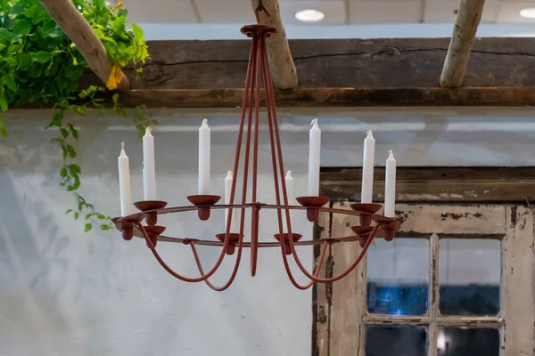 钢架吊灯复古风格与白色烛台复古室内装饰 — 图库照片