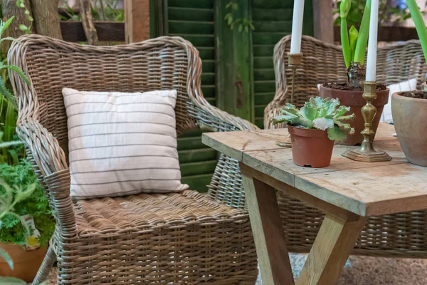 ガーデンレトロなヴィンテージスタイルのインテリア装飾のラタン椅子 — ストック写真
