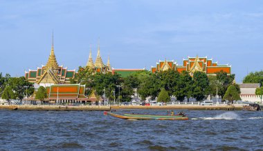 Bangkok Sarayı ile Wat Phra Kaew Tapınağı ve Chao Phraya Nehri 'nde tekne Bangkok, Tayland' da ünlü bir yer.