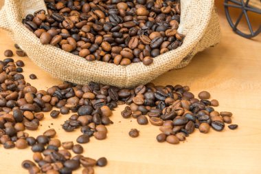 roasted coffee beans in bag on the wooden table