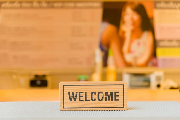 Signo Bienvenida Una Mesa Restaurante —  Fotos de Stock