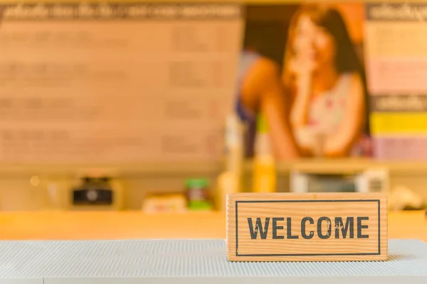 Signo Bienvenida Una Mesa Restaurante —  Fotos de Stock