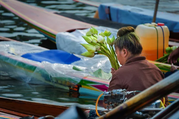 Samut Prakan Tailândia Out 2018 Mulher Segurando Lótus Orar Por — Fotografia de Stock